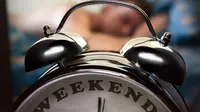 Tidur terlalu lama di hari libur menyebabkan tubuh secara alami merasa lebih lelah dari biasanya.
