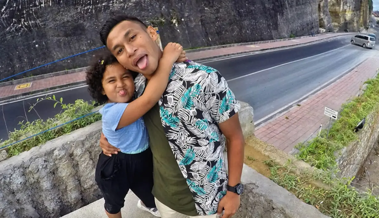Sebelum bergabung dengan Persebaya, Osvaldo Haay masuk ke tim Persipura junior pada 2015. Bersama tim Mutiara Hitam Muda, kualitas dan kemampuan Osvaldo Haay terus terasah dan makin bersinar. (Liputan6.com/IG/@valdo_haay)