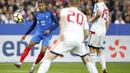 Aksi pemain Prancis, Kylian Mbappe melewati adangan pemain Belarusia pada kualifikasi Piala Dunia 2018 grup A di Stade de France stadium, Saint-Denis (10/10/2017). Prancis menang 2-1. (AP/Christophe Ena)