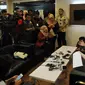 Fahri Hamzah menjawab pertanyaan wartawan saat mengelar jumpa pers terkait proses pengaduannya ke MKD atas tindakan yang dilakukan Petinggi PKS Sohibul iman, Surahman Hidayat dan Hidayat Nur Wahid di Jakarta (29/4). (Liputan6.com/Johan Tallo)
