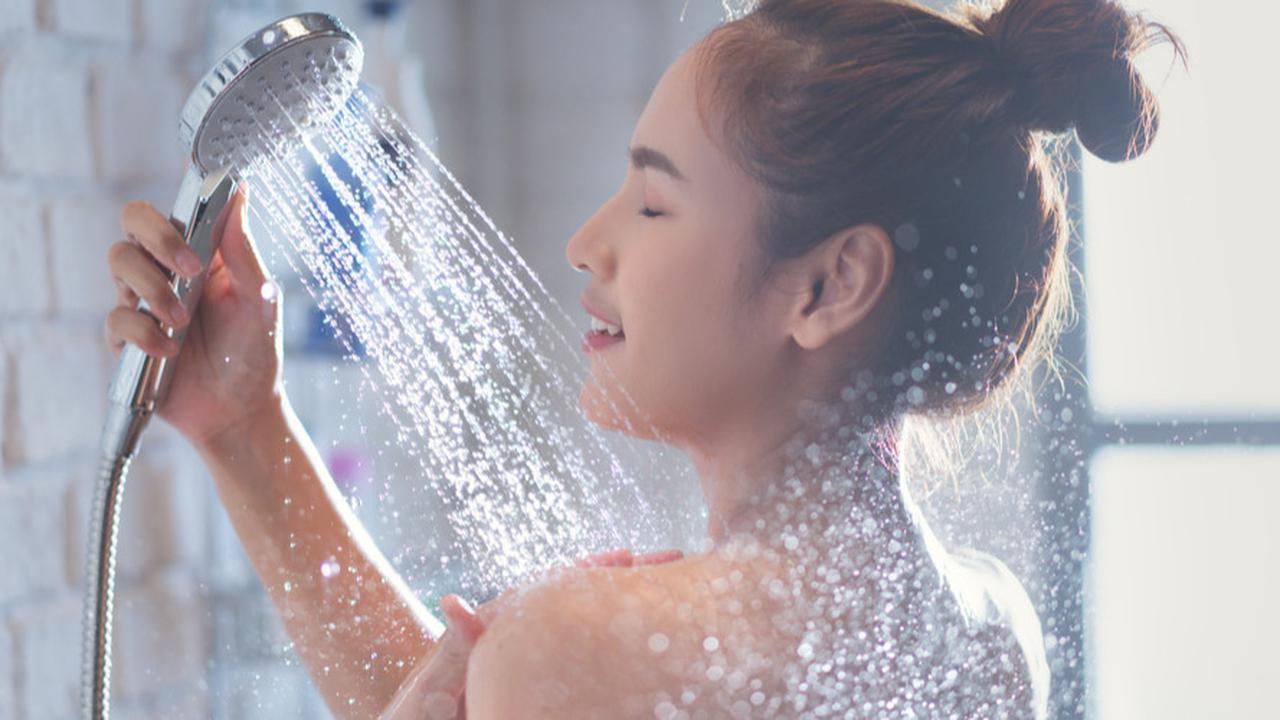 Bikin Relaks dan Nyaman, Ini 4 Manfaat Mandi Air Hangat yang Sayang untuk Dilewatkan!