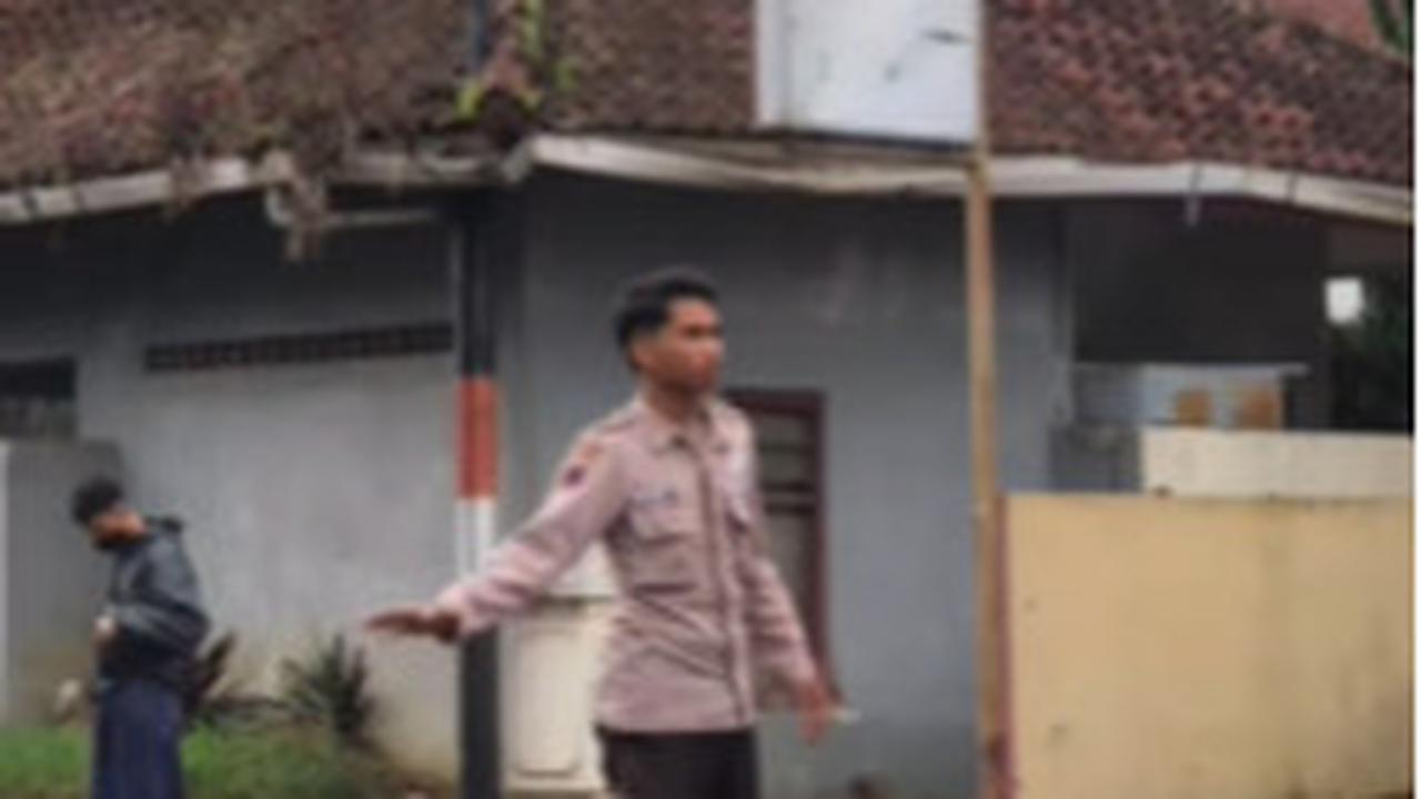 'Marselino' Tiba-Tiba jadi Satpam Parkirkan Mobil di Toko