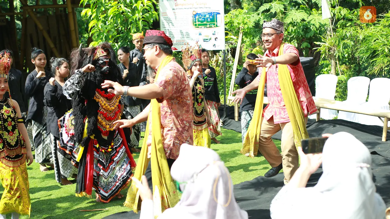 Direktur KMA Kemendikbudristek Sjamsul Hadi kunjungi Kampoeng Batara Banyuwangi (Hermawan Arifianto/Liputan6.com)