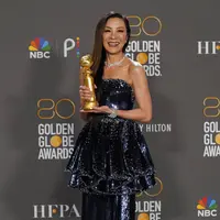 Michelle Yeoh dalam Golden Globes 2023. (Chris Pizzello/Invision/AP)