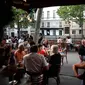 Orang-orang duduk di teras kafe di Paris pada Selasa (2/6/2020). Balai Kota Paris mengizinkan pembukaan area tempat duduk area luar (outdoor) kafe, tetapi di dalam ruangan akan tetap tertutup bagi pelanggan sampai setidaknya 22 Juni mendatang. (AP Photo/Thibault Camus)