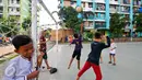 Sejumlah anak-anak warga penghuni rusun tampak ceria saat bermain di lapangan futsal yang ada di Rusun Muara Kapuk, Jakarta, Jumat (22/4/2016). Rusun Muara Kapuk sediakan lapangan sebagai sarana bermain untuk anak-anak.(Liputan6.com/Yoppy Renato)