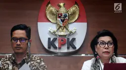 Wakil Ketua KPK, Basaria Panjaitan (kanan) memberi keterangan penetapan tersangka baru terkait dugaan korupsi e-KTP di Jakarta, Rabu (10/1). KPK menetapkan dua tersangka baru, salah satunya mantan pengacara SN. (Liputan6.com/Helmi Fithriansyah)