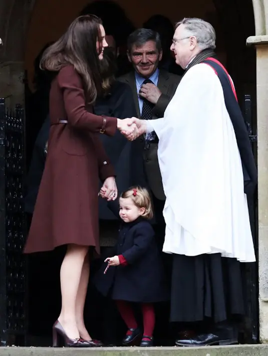 Begitu juga dengan pakaian yang dikenakan kedua anak mereka yang selalu menggemaskan, George dan Charlotte mengenakan pakaian berbeda warna namun terbilang senada. (AFP/Bintang.com)