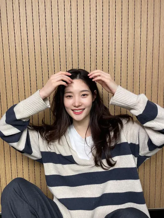 Jung Chaeyeon juga menjadi model untuk video musik musisi lain, di antaranya pada lagu ‘Anthem Serenade’ milik Jeon Woo Sung. (FOTO: instagram.com/j_chaeyeoni/)