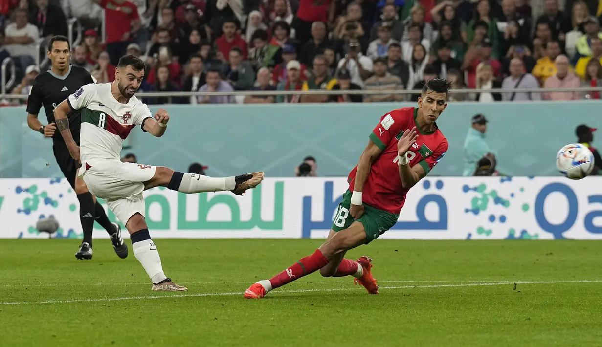 Di akhir babak pertama, Portugal nyaris menyamakan skor melalui Bruno Fernandes. Tembakan volinya sebenarnya sudah tak mampu dijangkau kiper Yassine Bounou, namun sayang bola hanya mengenai mistar gawang. Babak pertama pun ditutup dengan keunggulan Maroko 1-0. (AP/Martin Meissner)