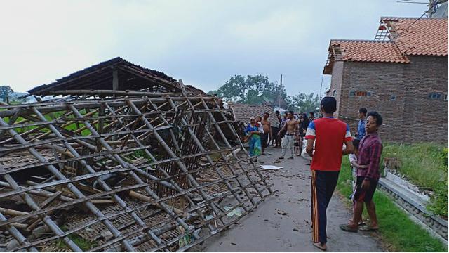 Image result for Disapu Puting Beliung 2 Rumah di Probolinggo Roboh