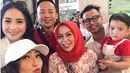 "Senang lah banyak yang doain Rafathar. Sampai pada datang semua. Support, ya senang banyak yang doain," ujarnya. (Instagram/mrsayudewi)