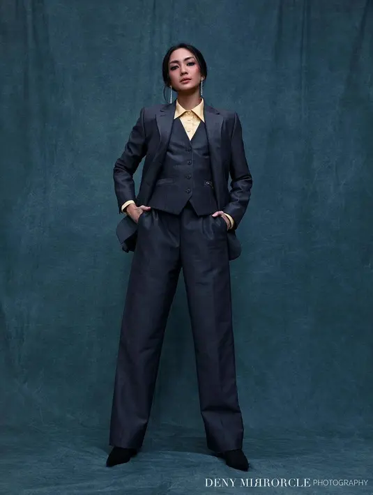 Setelan jas klasik dengan vest untuk tampilan boyish yang tajam dengan twist girly dengan kemeja warna terang. [IG @ririndwiariyanti]