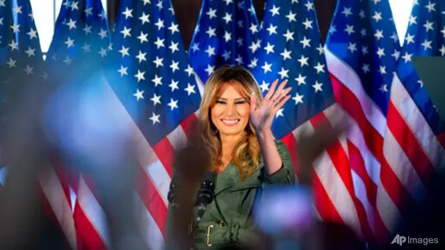 Ibu negara Melania Trump berbicara dalam rapat umum kampanye pada 27 Oktober 2020 di Atglen, Pennsylvania. (Foto: AP / Laurence Kesterson)