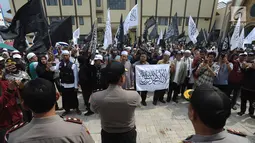 Massa Aliansi Umat Islam Pembela Tauhid Bogor dan Forum Muslim Bogor melakukan aksi unjuk rasa di halaman Polresta Bogor, Jawa Barat, Selasa (23/10). Aksi diikuti ratusan orang. (Merdeka.com/Arie Basuki)