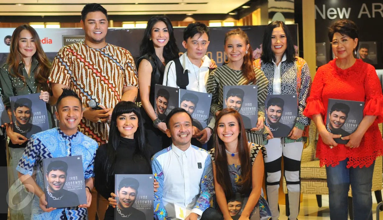 Perancang busana Ivan Gunawan berfoto bersama sejumlah tamu undangan sesuai acara peluncuran buku 'Aku Berkarya Dengan Cinta' di Jakarta, Rabu (11/11). Ivan merilis buku untuk memperingati 10 tahun karirnya di bidang fashion. (Liputan6.com/Faisal R Syam)