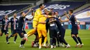 Para pemain Paris Saint Germain atau PSG merayakan kemenangan gelar juara Piala Liga Prancis usai menang atas Lyon di Stade de France, Paris, Sabtu (1/8/2020) dini hari. PSG menjadi juara Piala Liga Prancis setelah menang melalui adu penalti 6-5. (AP Photo/Francois Mori)