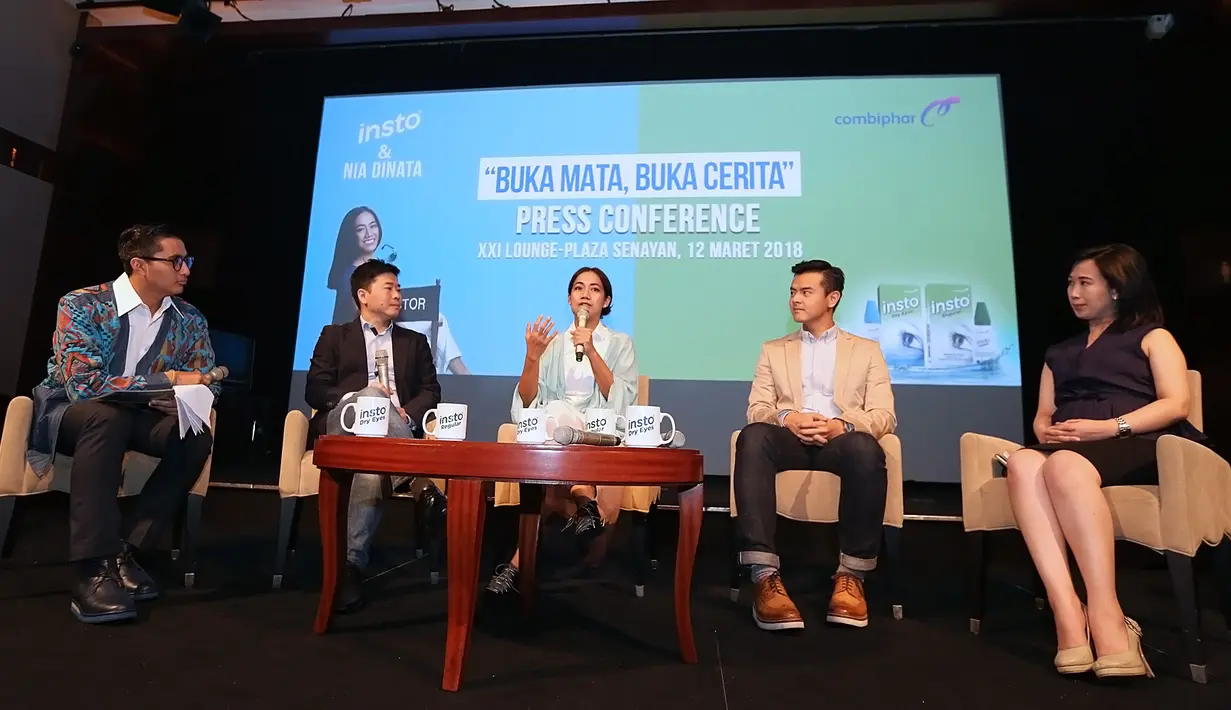 Dalam acara penayangan perdana film Buka Mata, Buka Cerita di XXI Lounge Plaza Senayan, terpilih 3 co-director dengan cerita terbaik. Film Yang Berdiri Sejak Lama (Ghafara Difa Harashta) menjadi juara I. (Bambang E.Ros/Bintang.com)