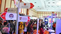 Suasana pameran LPDP Edufair di Jakarta, Selasa (31/1). LPDP Edufair 2017 digelar di Kemenkeu, Airlangga Convention Center, Universitas Airlangga Surabaya, dan Universitas Muhammadiyah Yogyakarta. (Liputan6.com/Angga Yuniar)