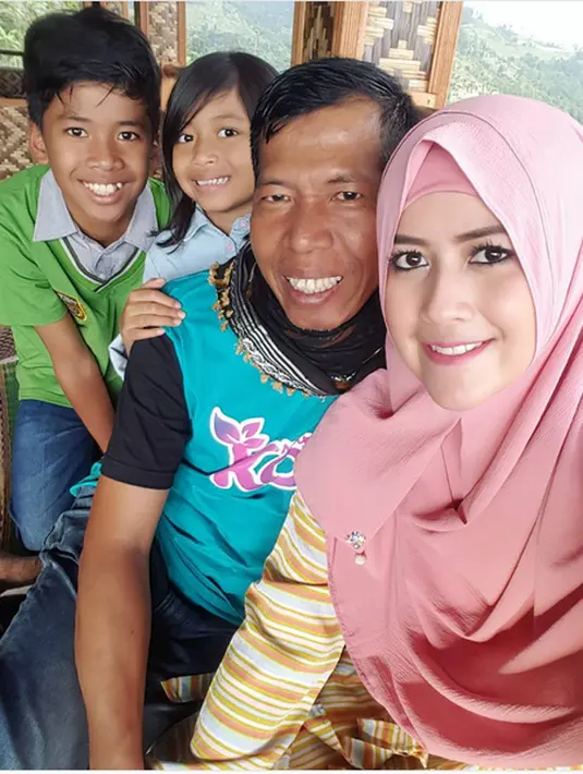 "Saya lagi ngidam. Malah pengin jauh dari dia (Meggy). Tidur pun di bawah, enggak di kasur. Sempat diomelin sama dia, cuma saja juga enggak tahu, enggak enak sama dia," kata Kiwil, seperti dilansir Liputan6, Rabu (8/2). (Instagram/meggykiwil)