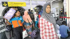 Sejumlah penumpang arus balik saat tiba di Stasiun Senen, Jakarta, Sabtu (1/7). Diperkirakan, puncak arus balik lebaran 2017 di Stasiun Senen akan mengalami puncaknya pada Sabtu (1/7) dan Minggu (2/7).  (Liputan6.com/Yoppy Renato)