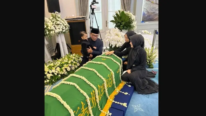 Istri Gubernur Jawa Barat Ridwan Kamil, Atalia Praratya mengunggah prosesi pemakaman sang anak, Emmeril Kahn Mumtadz atau Eril.