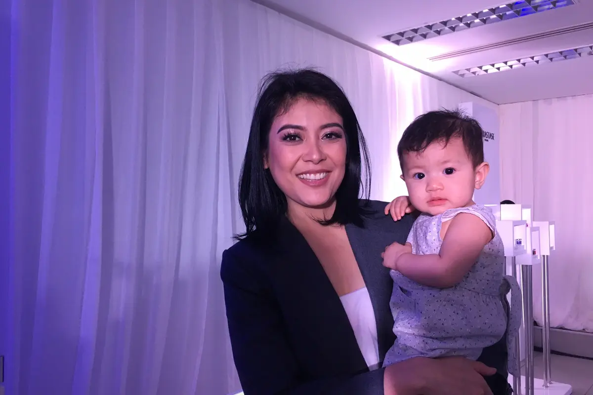 Sigi Wimala dan anak keduanya, Alex