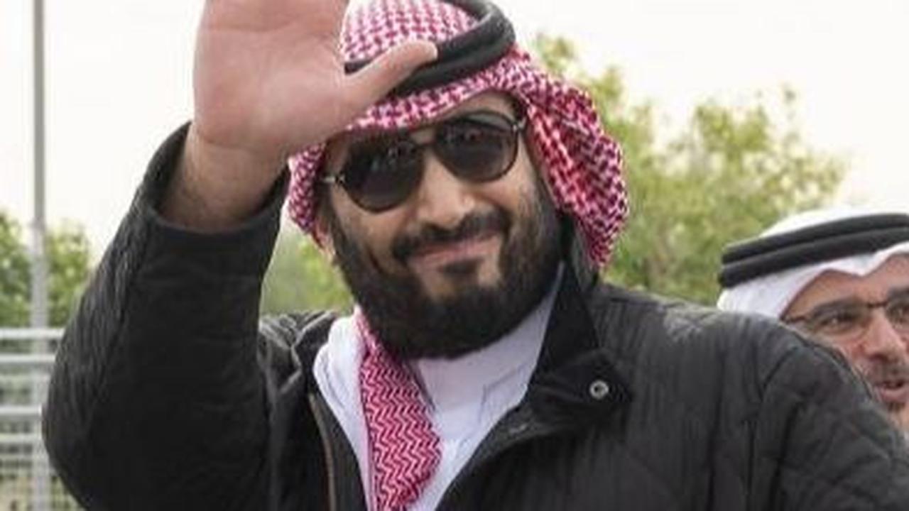 MBS memadukan gamis putihnya dengan jaket hitam, dilengkapi guthra dan igal serta kacamata hitam saat menghadiri Kejuaraan Mobil Listrik Formula E ABB FIA di kota Diriyah.

Foto: Saudi Press Agency (SPA)