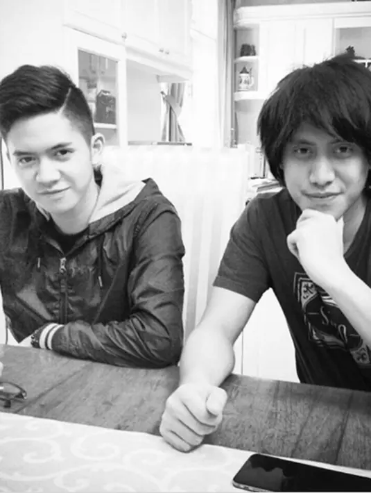 Kevin Aprilio adalah sang kakak yang menggeluti dibidang music, tetapi Tristan dan Kevin tentunya memilih jalan yang berbeda. (viainstagram@tristanjulianos/Bintang.com)