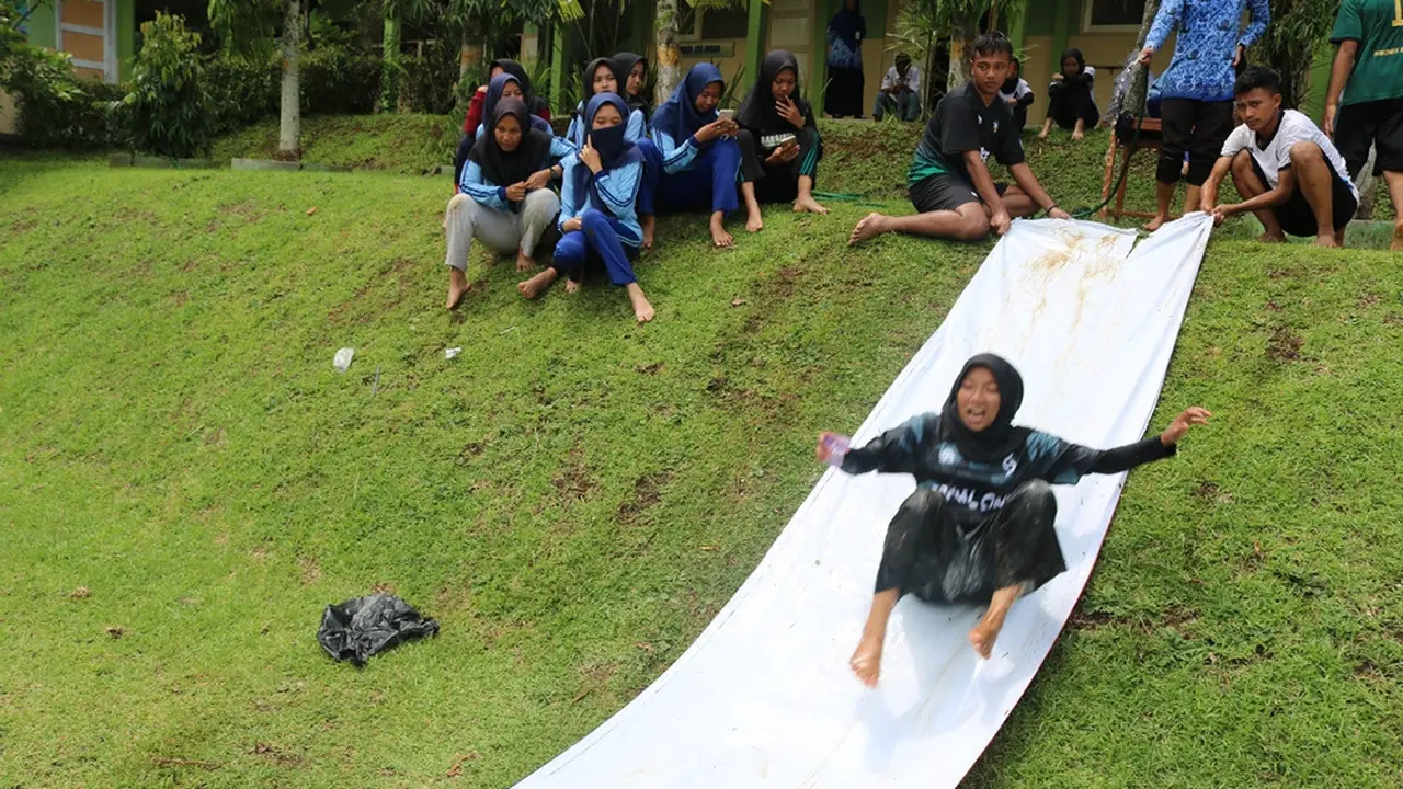 Siswa SMA Negeri 1 Sigaluh, Banjarnegara bermain prosotan, sebuah permaninan tradisional yang dimodifikasi agar lebih seru. (Foto: Liputan6.com/Heni untuk Muhamad Ridlo)