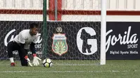 Kiper Bhayangkara FC, Awan Setho, menangkap bola saat latihan di Stadion PTIK, Jakarta, Minggu (2/12). Latihan ini persiapan jelang laga Liga 1 melawan PSM Makassar. (Bola.com/Yoppy Renato)