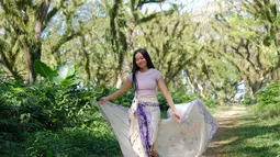 Tampil dengan busana kasual seperti kaos ungu, tidak lupa Yura Yunita tampil dengan gaya khasnya yaitu dengan kain-kain nusantara. Tampil simpel namun menawan, gayanya ini kerap menjadi inspirasi bagi penggemarnya. (Liputan6.com/IG/@yurayunita)