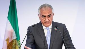 Reza Pahlavi, putra mendiang Shah Iran Mohammad Reza Pahlavi yang digulingkan, berbicara dalam sebuah konferensi pers di Paris, Prancis, pada 23 Juni 2025. (Dok. AP/Thomas Padilla, Arsip)