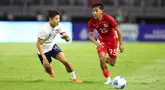 Pemain Timnas Indonesia, Beckham Putra (kanan) menggiring bola dibayangi pemain Chinese Taipei, Po-wei Kuo dalam laga FIFA Matchday di Stadion Gelora Bung Tomo (GBT), Surabaya, Jumat (05/09/2025). (Bola.com/Abdul Aziz)
