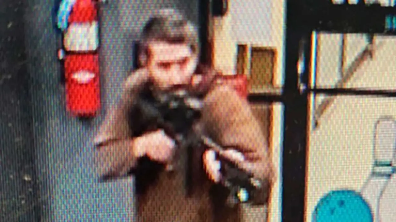 Seorang pria bersenjata tak dikenal menodongkan pistol dan melakukan penembakan di Sparetime Recreation di Lewiston, Maine, AS. (Kantor Sheriff Androscoggin County)