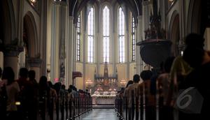 Sejumlah umat Kristiani melakukan ibadah misa kenaikan Yesus Kristus atau Kenaikan Isa Almasih di Gereja Katedral, Jakarta, Kamis (14/5/2015). (Liputan6.com/Faizal Fanani)