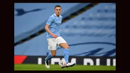 Bek Manchester City, Taylor Harwood-Bellis menguasai bola saat menghadapi Birmingham City pada laga putaran ketiga Piala FA 2020/2021 di Etihad Stadium, Manchester (10/1/2021). Taylor Harwood-Bellis dipinjam Burnley dari Manchester City U-21 pada awal musim 2022/2023. Pemain asal Inggris ini telah tampil dalam 28 laga di Championship dengan torehan 1 gol dan 2 assist. (AFP/Oli Scarff)