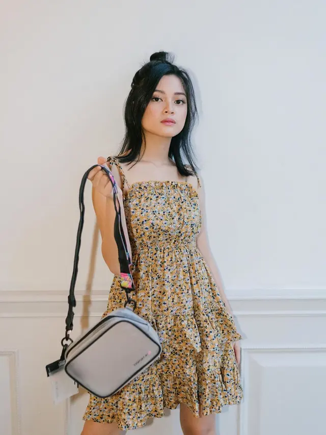 7 Gaya Kasual Yoriko Angeline, Personel Girlband yang Main Film Dilan