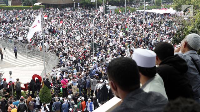 Massa Aksi 22 Mei Kibarkan Bendera Merah Putih Raksasa
