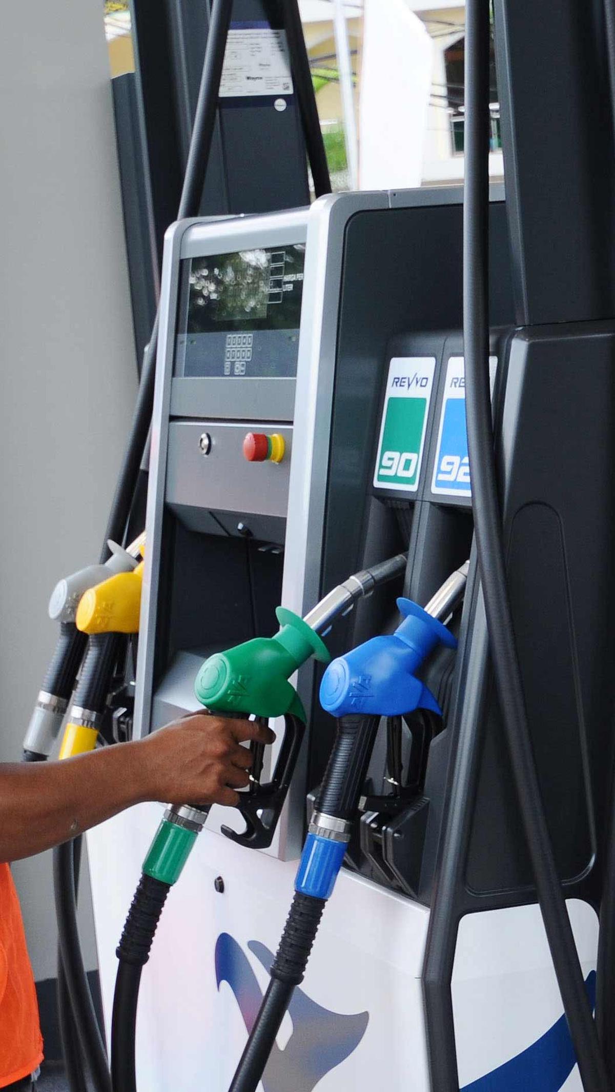 Kemudian Revvo 92 turun menjadi Rp13.190 per liter yang sebelumnya dijual Rp13.900 per liter atau turun Rp710 per liter.