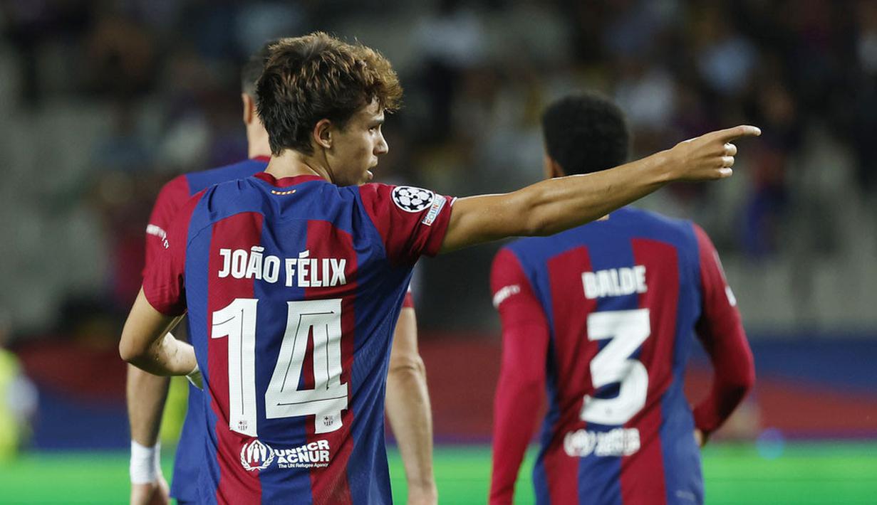 Pemain Barcelona Joao Felix, melakukan selebrasi setelah mencetak gol ke gawang Antwerp FC pada laga Liga Champions di Estadio Olimpico Lluis Companys, Barcelona, Rabu (20/9/2023). Berkat hasil ini, Barcelona pun kokoh bertengger di puncak klasemen Grup H dengan poin 3. (AP Photo/Joan Monfort)