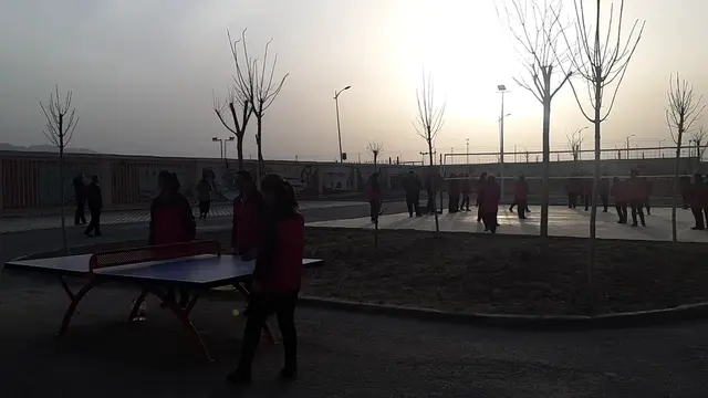 "Siswa" di pusat pelatihan vokasional di Atush, Prefektur Otonomi Kizilsu Kirgiz, Wilayah Otonomi Xinjiang-Uighur (XUAR) dari tampak jalan raya (Rizki Akbar Hasan / Liputan6.com)