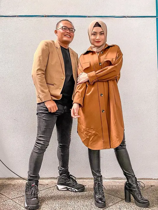 Kehidupan Sule dan Nathalie Holscher pastinya kini semakin berbahagia. Mengingat keduanya sudah resmi menjadi pasangan suami istri sejak 15 November 2020 lalu. Penasaran dengan kehidupan komedian Sule sekarang ini? (Instagram/ferdinand_sule)