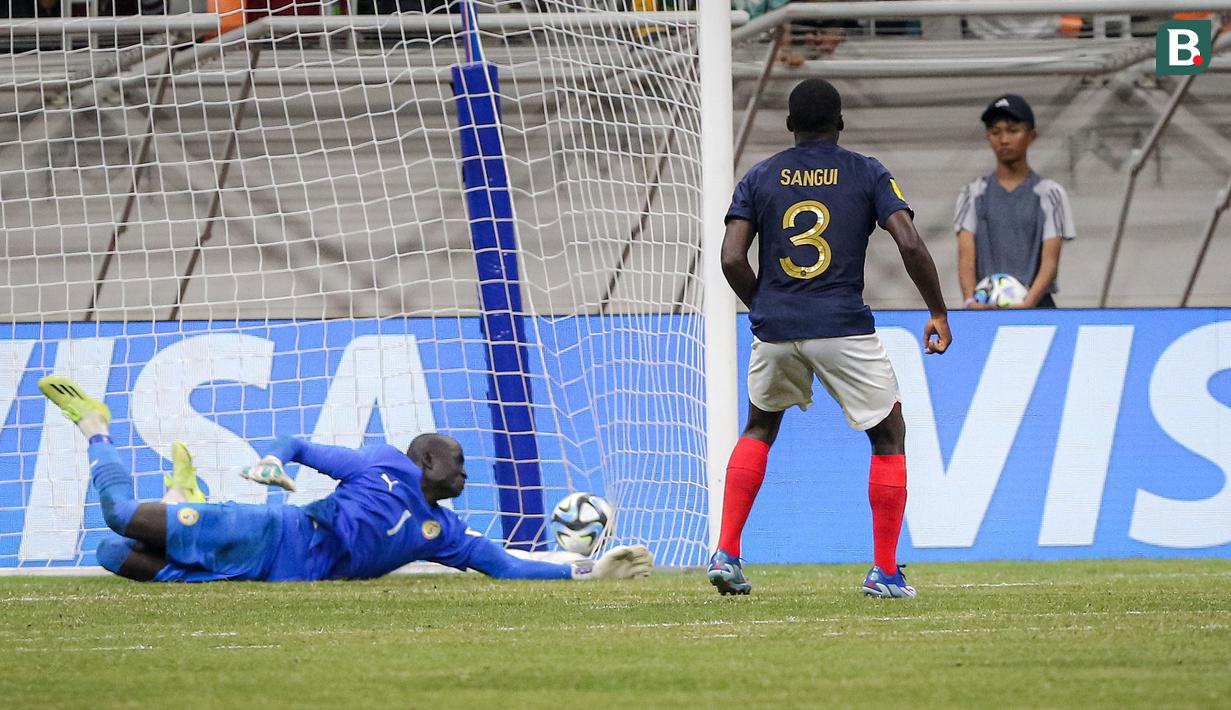 Penendang kelima Timnas Prancis U-17, Nhoa Sangui berhasil mencetak gol ke gawang Timnas Senegal U-17 saat adu penalti pada laga babak 16 besar Piala Dunia U-17 di Jakarta International Stadium, Jakarta Utara, Rabu (22/22/2023) malam WIB. (Bola.com/Bagaskara Lazuardi)
