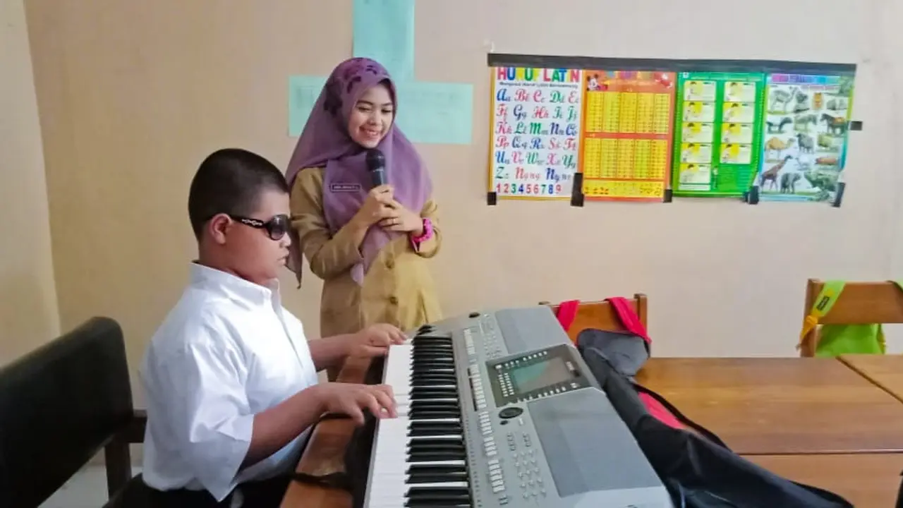 Wahyu tuna netra berbakat dari Blora (Foto Amel Meilana Pujilestari, Mahasiswi Sekolah Tinggi Agama Islam Muhammadiyah Blora, Campus CItizen Journalist)