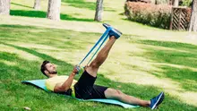 Resistance band, teman latihan praktis di rumah. (VitalikRadko/Depositphotos)