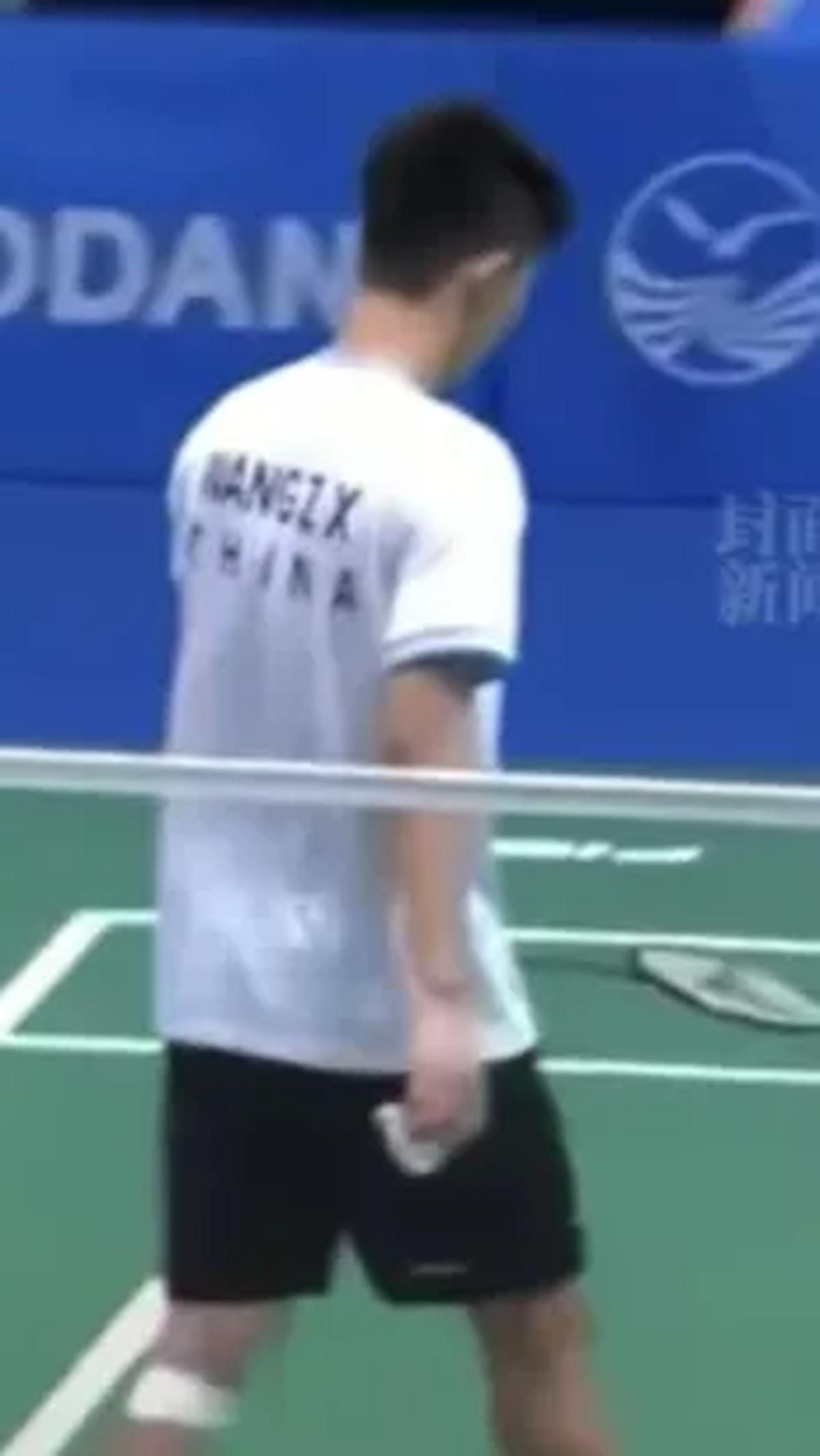 "Terima kasih atas sikap sportif Wang Zhengxing dari Tiongkok. Dia memberi saya raket baru setelah raket saya rusak,” tulis Muyanja dalam akun instagram pribadinya @amosmuyanja