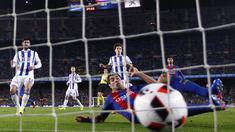 Pemain FC Barcelona, Luis Suarez mencetak gol ke gawang Real Sociedad pada laga perempat final Copa del Rey di Camp Nou, Barcelona 926/1/2017). Barcelona menang 5-2.  (AP/Manu Fernandez)