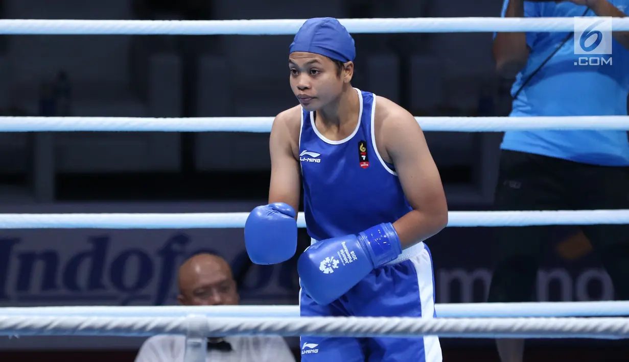 Petinju putri Indonesia, Huswatun Hasanah jelang melawan Sudaporn Seesondee (Thailand) pada semifinal kelas ringan 60kg putri Asian Games 2018 di JIEXPO Kemayoran, Jumat (31/8). Huswatun kalah 0-5. (Liputan6.com/Helmi Fithriansyah)