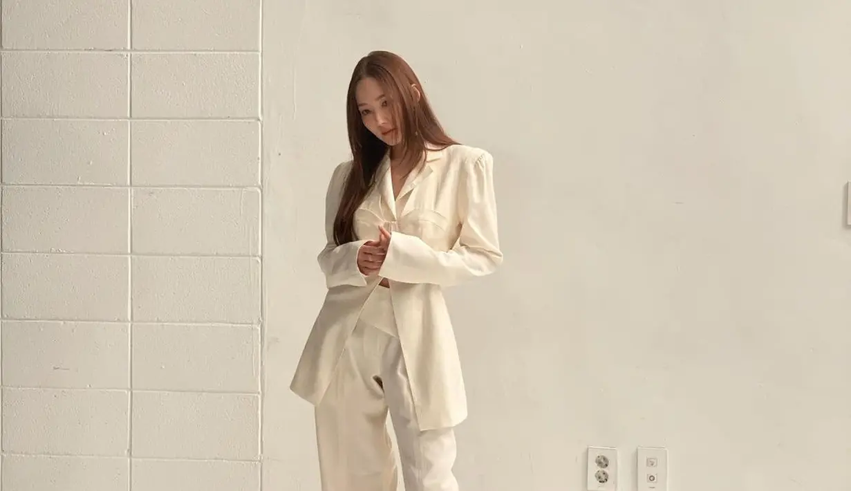 Penampilan yang tak kalah menarik dari Park Min Young mengenakan set atasan cropped blazer putih, dipadu celana panjang yang serasi, dengan detail edgy. [Foto: Instagram/rachel_mypark]